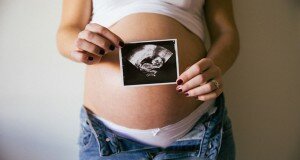 «Не родила». В чем сторонники «естественных» родов обвиняют переживших кесарево сечение