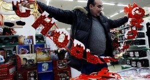 Скромный Новый год. Как беларусы планируют сэкономить на подарках и салатах